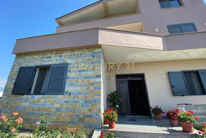 Shtepi ne shitje Shtepi Private ne Durres, 6+1, Mobilimi Pjeserisht e mobiluar, Pagesa 255,000  Euro.