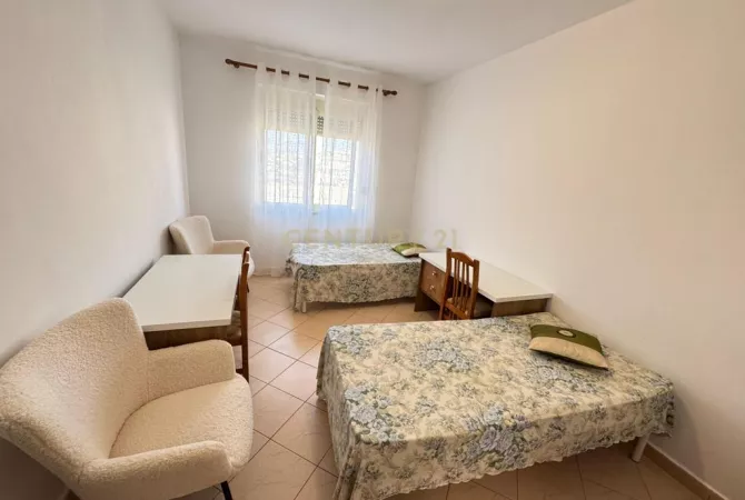 Shtepi ne shitje Apartament ne Durres, 2+1, Mobilimi E mobiluar, Pagesa 127,000  Euro.