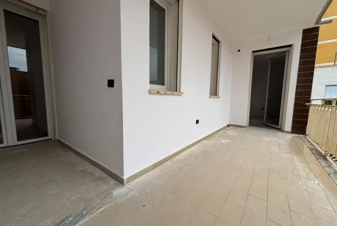 Shtepi ne shitje Apartament ne Durres, 2+1, Mobilimi Bosh, pa mobiluar, Pagesa 145,000  Euro.