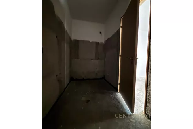 Shtepi ne shitje Apartament ne Durres, 2+1, Mobilimi Bosh, pa mobiluar, Pagesa 145,000  Euro.