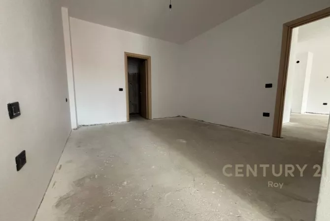 Shtepi ne shitje Apartament ne Durres, 2+1, Mobilimi Bosh, pa mobiluar, Pagesa 145,000  Euro.