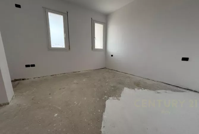 Shtepi ne shitje Apartament ne Durres, 2+1, Mobilimi Bosh, pa mobiluar, Pagesa 145,000  Euro.
