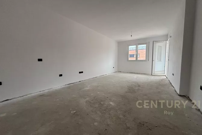 Shtepi ne shitje Apartament ne Durres, 2+1, Mobilimi Bosh, pa mobiluar, Pagesa 145,000  Euro.