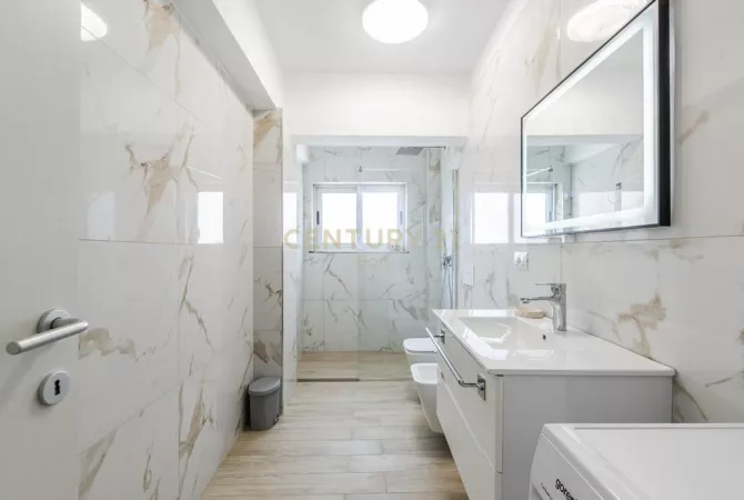 Shtepi ne shitje Apartament ne Durres, 2+1, Mobilimi E mobiluar, Pagesa 180,000  Euro.