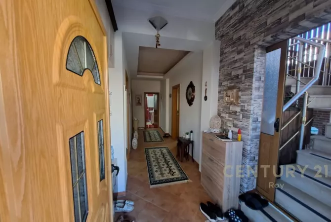 Shtepi ne shitje Shtepi Private ne Durres, 3+1, Mobilimi E mobiluar, Pagesa 300,000  Euro.