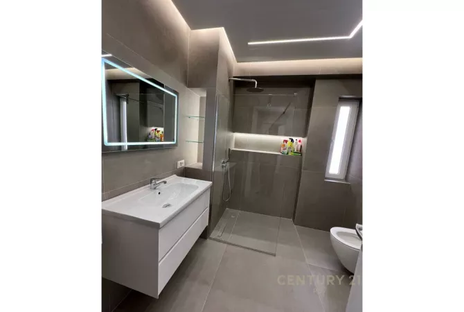 Shtepi ne shitje Apartament ne Durres, 2+1, Mobilimi E mobiluar, Pagesa 220,000  Euro.