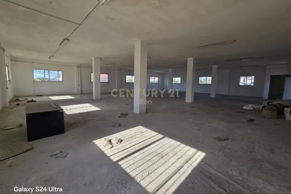 Ambiente Commerciale in Vendita 4+1 a Durazzo - 680,000 Euro