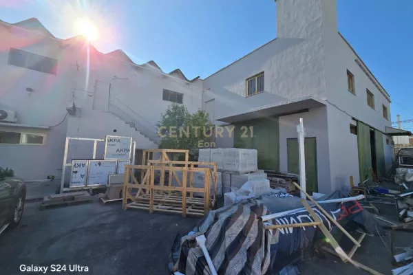 Ambiente Commerciale in Vendita 4+1 a Durazzo - 680,000 Euro