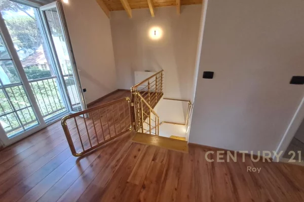 Shtepi ne shitje Vila Luksoze ne Durres, 3+1, Mobilimi E mobiluar, Pagesa 500,000  Euro.