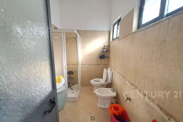 Shtepi ne shitje Shtepi Private ne Durres, 2+1, Mobilimi Pjeserisht e mobiluar, Pagesa 450,000  Euro.