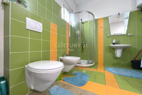 Shtepi ne shitje Shtepi Private ne Durres, 4+1, Mobilimi Pjeserisht e mobiluar, Pagesa 250,000  Euro.