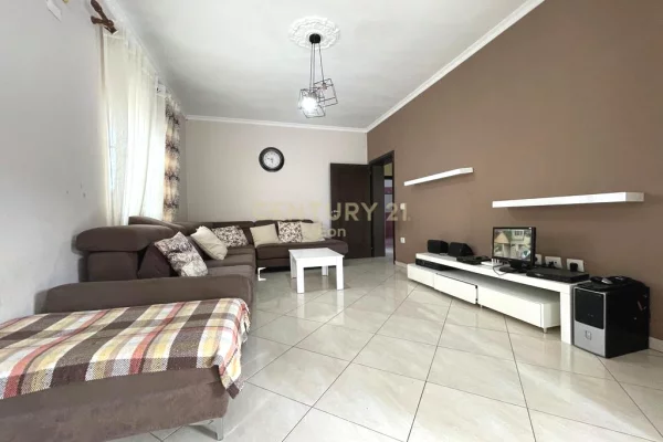 Shtepi ne shitje Shtepi Private ne Durres, 4+1, Mobilimi Pjeserisht e mobiluar, Pagesa 250,000  Euro.