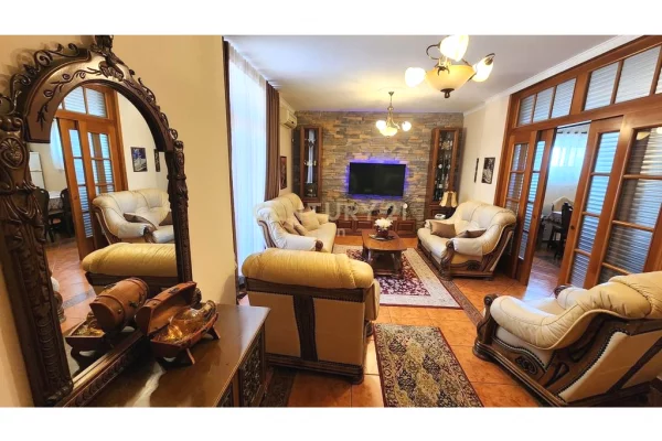 Shtepi ne shitje Apartament ne Durres, 3+1, Mobilimi E mobiluar, Pagesa 295,000  Euro.