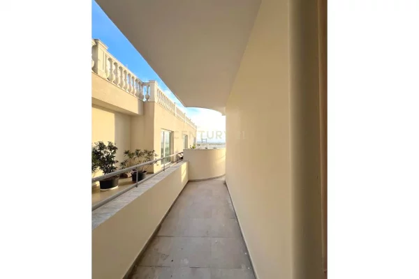 Shtepi ne shitje Apartament ne Durres, 1+1, Mobilimi Bosh, pa mobiluar, Pagesa 175,000  Euro.