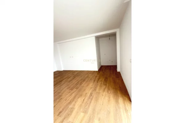 Shtepi ne shitje Apartament ne Durres, 2+1, Mobilimi Bosh, pa mobiluar, Pagesa 140,000  Euro.