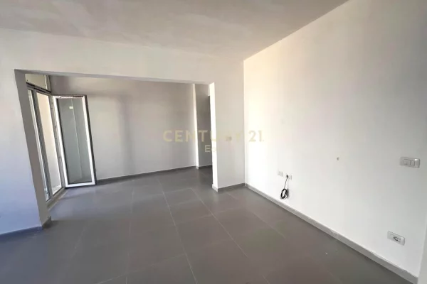 Shtepi ne shitje Apartament ne Durres, 1+1, Mobilimi Bosh, pa mobiluar, Pagesa 128,344  Euro.