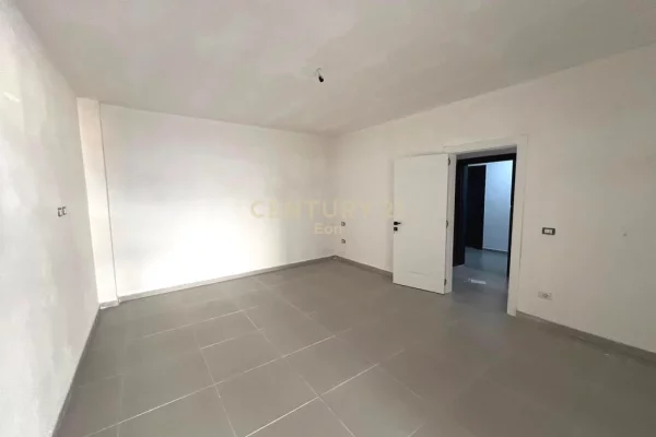 Shtepi ne shitje Apartament ne Durres, 1+1, Mobilimi Bosh, pa mobiluar, Pagesa 128,344  Euro.