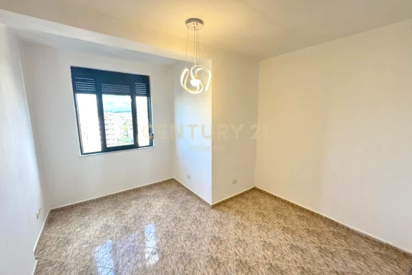 Shtepi ne shitje Apartament ne Durres, 2+1, Mobilimi Bosh, pa mobiluar, Pagesa 115,000  Euro.
