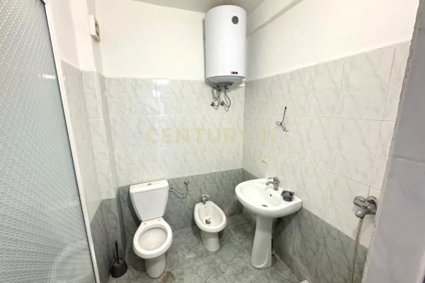 Shtepi ne shitje Apartament ne Durres, 2+1, Mobilimi Bosh, pa mobiluar, Pagesa 115,000  Euro.