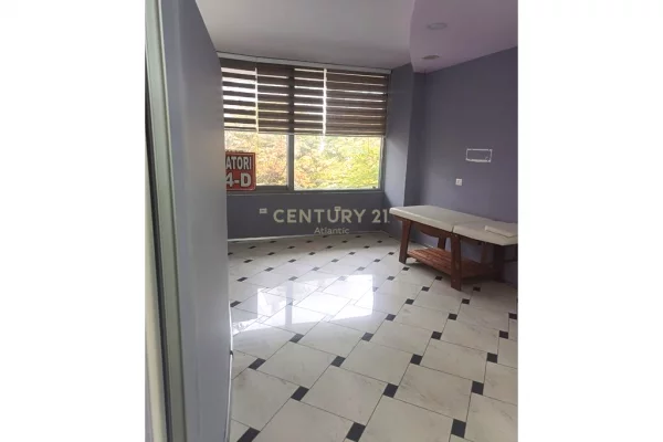 Shitet Ambient Biznesi – Rruga Aleksander Goga, prane Muzeumit, Durres