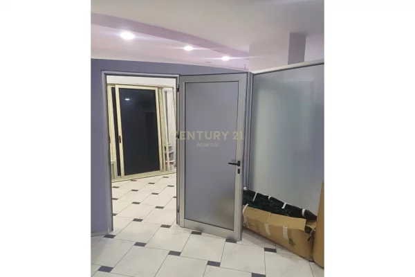 Shitet Ambient Biznesi – Rruga Aleksander Goga, prane Muzeumit, Durres