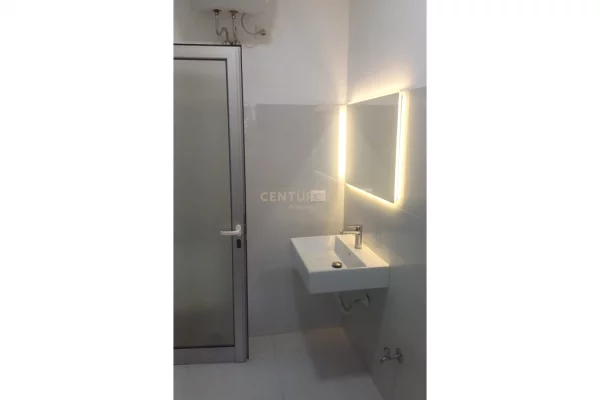 Shitet Ambient Biznesi – Rruga Aleksander Goga, prane Muzeumit, Durres