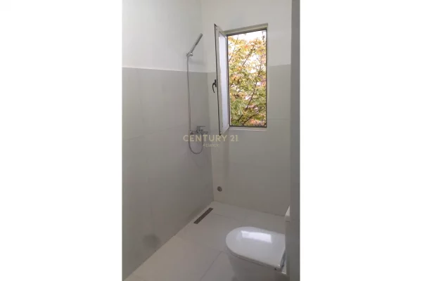 Shitet Ambient Biznesi – Rruga Aleksander Goga, prane Muzeumit, Durres