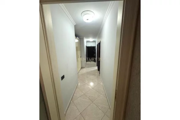 Shtepi ne shitje Apartament ne Durres, 2+1, Mobilimi Pjeserisht e mobiluar, Pagesa 140,000  Euro.