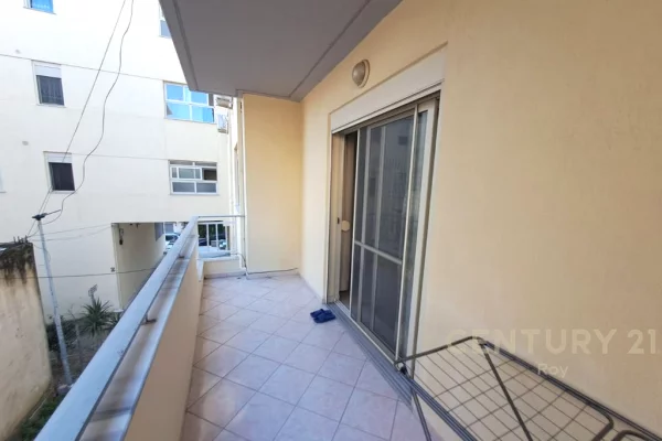 Shtepi ne shitje Apartament ne Durres, 2+1, Mobilimi Pjeserisht e mobiluar, Pagesa 156,000  Euro.