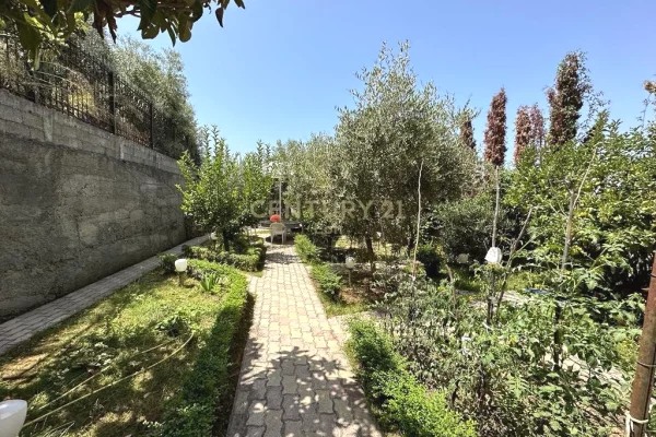 Shtepi ne shitje Apartament ne Durres, 4+1, Mobilimi Bosh, pa mobiluar, Pagesa 220,000  Euro.