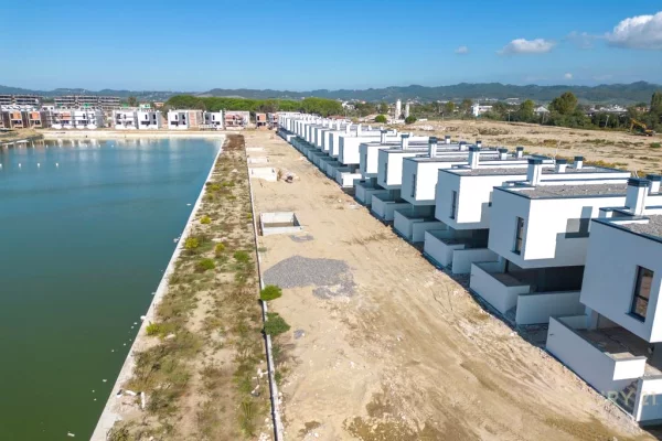 Shtepi ne shitje Vila Luksoze ne Durres, 2+1, Mobilimi Bosh, pa mobiluar, Pagesa 420,000  Euro.