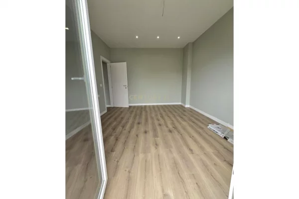 Shtepi ne shitje Apartament ne Durres, 2+1, Mobilimi Bosh, pa mobiluar, Pagesa 130,000  Euro.