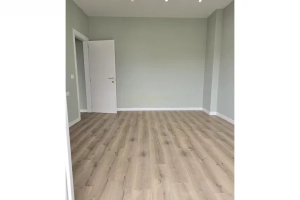 Shtepi ne shitje Apartament ne Durres, 2+1, Mobilimi Bosh, pa mobiluar, Pagesa 130,000  Euro.