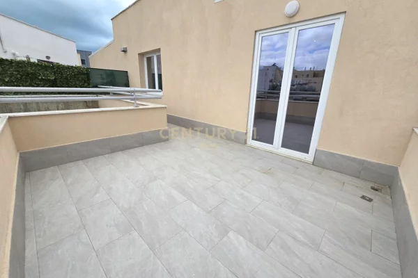 Shtepi ne shitje Apartament ne Durres, 2+1, Mobilimi Bosh, pa mobiluar, Pagesa 130,000  Euro.