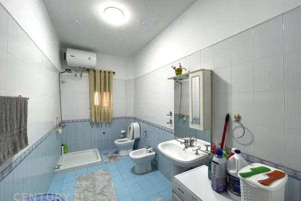 Shtepi ne shitje Shtepi Private ne Durres, 3+1, Mobilimi Pjeserisht e mobiluar, Pagesa 218,000  Euro.