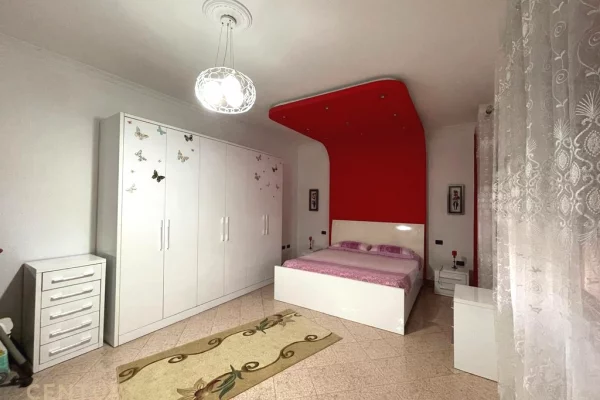 Shtepi ne shitje Shtepi Private ne Durres, 3+1, Mobilimi Pjeserisht e mobiluar, Pagesa 218,000  Euro.