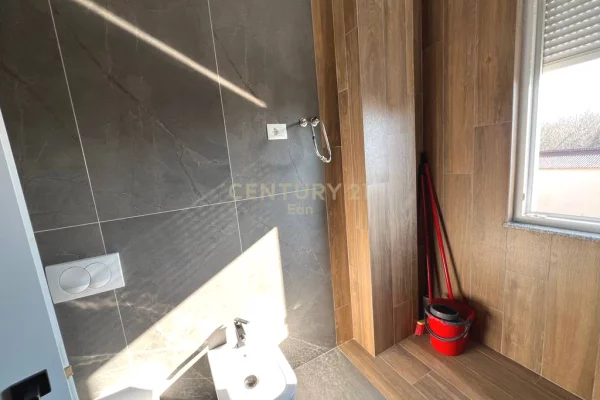 Shtepi ne shitje Apartament ne Durres, 2+1, Mobilimi E mobiluar, Pagesa 185,000  Euro.