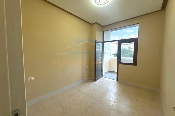Shtepi ne shitje Apartament ne Durres, 1+1, Mobilimi Bosh, pa mobiluar, Pagesa 130,000  Euro.