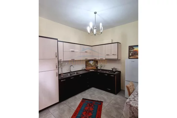 Shtepi ne shitje Apartament ne Durres, 2+1, Mobilimi E mobiluar, Pagesa 120,000  Euro.