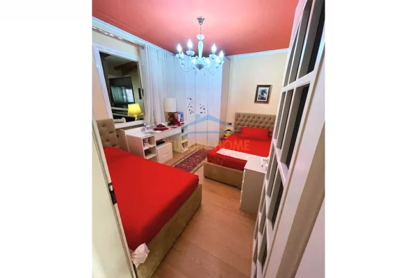 Shitet, Apartament 3+2+2+1, Bulevardi Kryesor, Durres