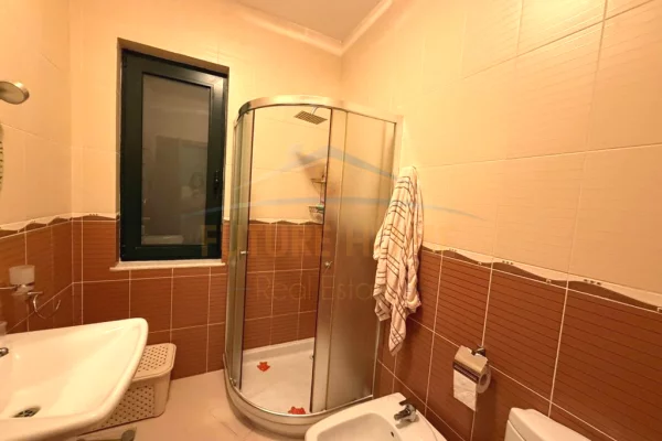 Shtepi ne shitje Apartament ne Durres, 3+1, Mobilimi Pjeserisht e mobiluar, Pagesa 360,000  Euro.