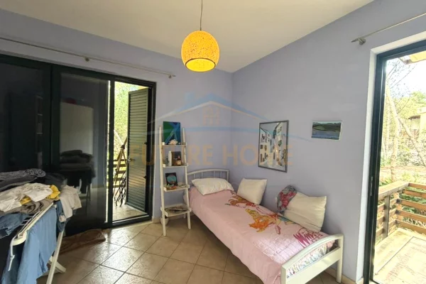 Shtepi ne shitje Apartament ne Durres, 3+1, Mobilimi Pjeserisht e mobiluar, Pagesa 360,000  Euro.