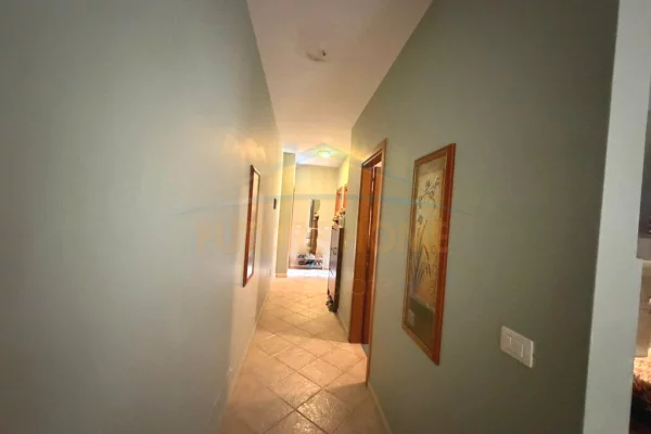 Shtepi ne shitje Apartament ne Durres, 3+1, Mobilimi Pjeserisht e mobiluar, Pagesa 360,000  Euro.