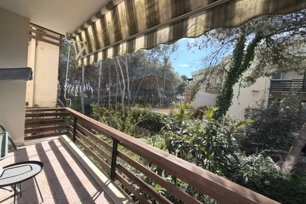 Shtepi ne shitje Apartament ne Durres, 3+1, Mobilimi Pjeserisht e mobiluar, Pagesa 360,000  Euro.