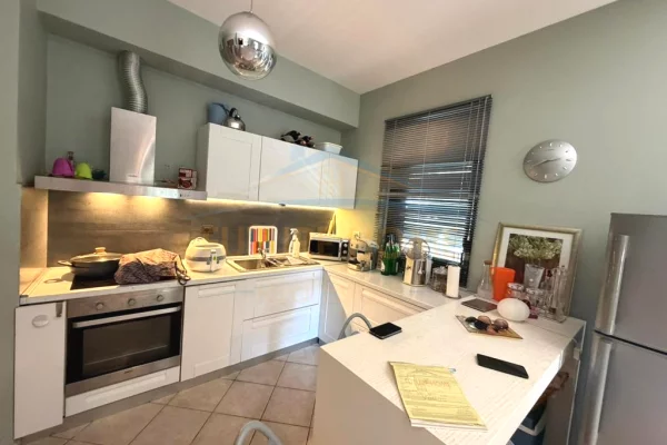 Shtepi ne shitje Apartament ne Durres, 3+1, Mobilimi Pjeserisht e mobiluar, Pagesa 360,000  Euro.