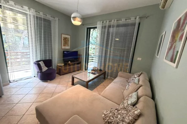 Shtepi ne shitje Apartament ne Durres, 3+1, Mobilimi Pjeserisht e mobiluar, Pagesa 360,000  Euro.