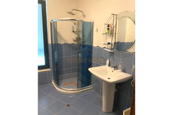 Shtepi ne shitje Apartament ne Durres, 3+1, Mobilimi Pjeserisht e mobiluar, Pagesa 360,000  Euro.