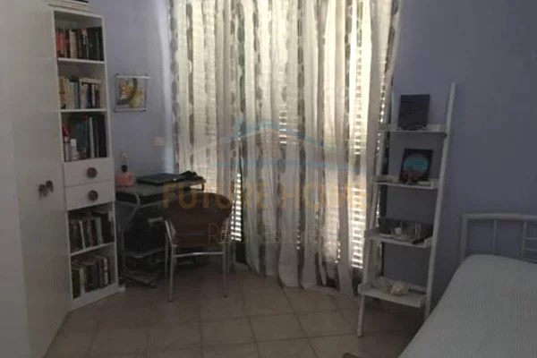 Shtepi ne shitje Apartament ne Durres, 3+1, Mobilimi Pjeserisht e mobiluar, Pagesa 360,000  Euro.