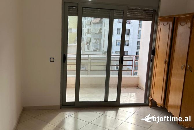 Shtepi me qera Apartament ne Tirane, 2+1, Mobilimi Pjeserisht e mobiluar, Pagesa 30,000  Leke.