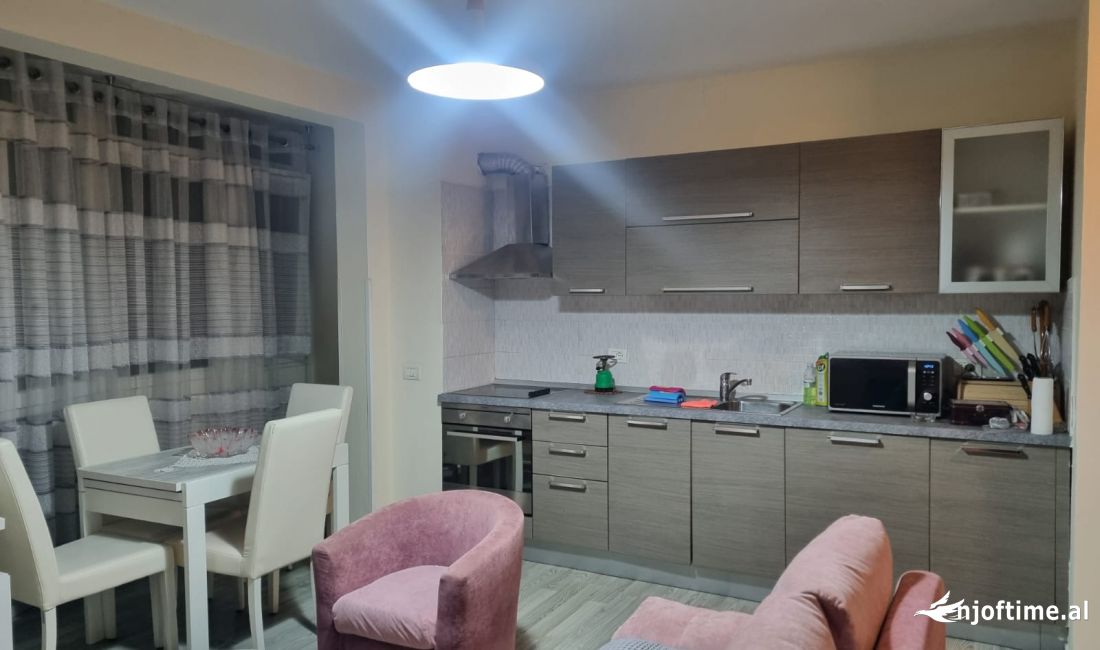 Shtepi me qera Apartament ne Tirane, 2+1, Mobilimi E mobiluar, Pagesa 550  Euro.
